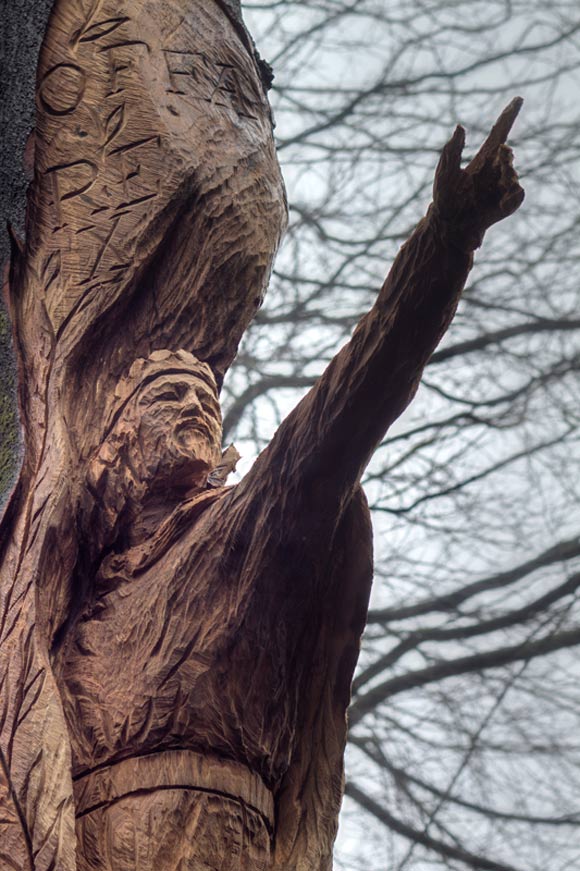 [عکس: 10-king-carved-in-tree.jpg]